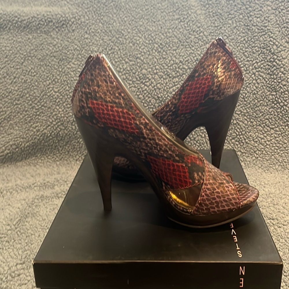 Steven Madden purple reptile heel, zips in the back